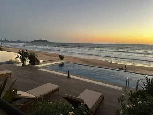 Condominio amueblado en renta anual frente a la playa | Playa Brujas